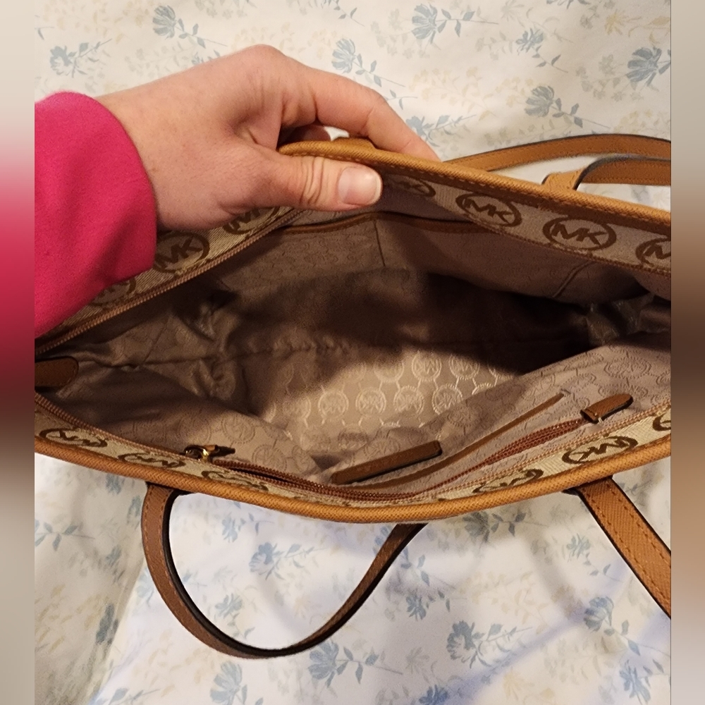 Michael Kors purse - Picture 6 of 9
